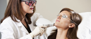 Kosmetologi omistaa laser nuorentaminen menettely