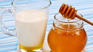 Kefiiri hunajalla virkistävälle käsien ihon hoidolle